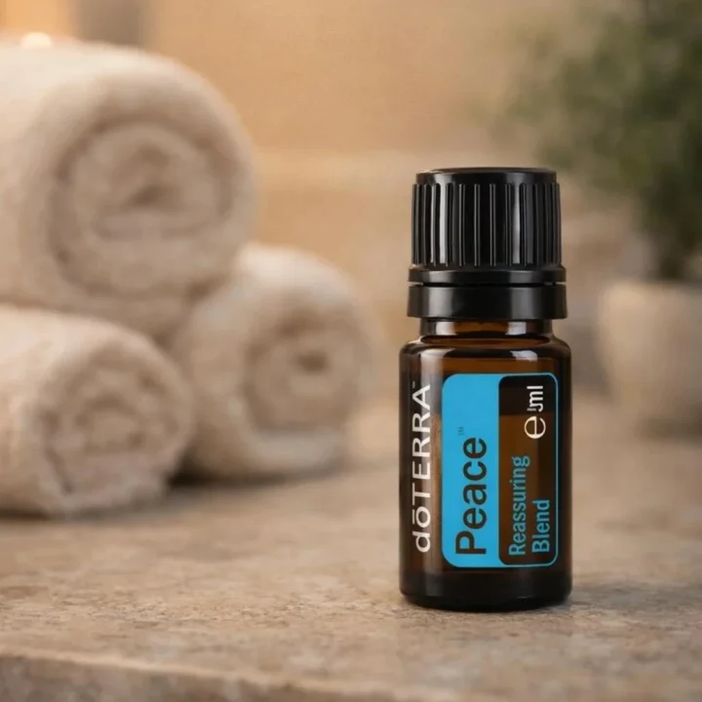 Peace doTERRA na kamiennej podstawce obok złożonych ręczników spa