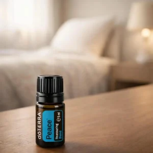 Dłonie trzymające Peace doTERRA – aplikacja olejku