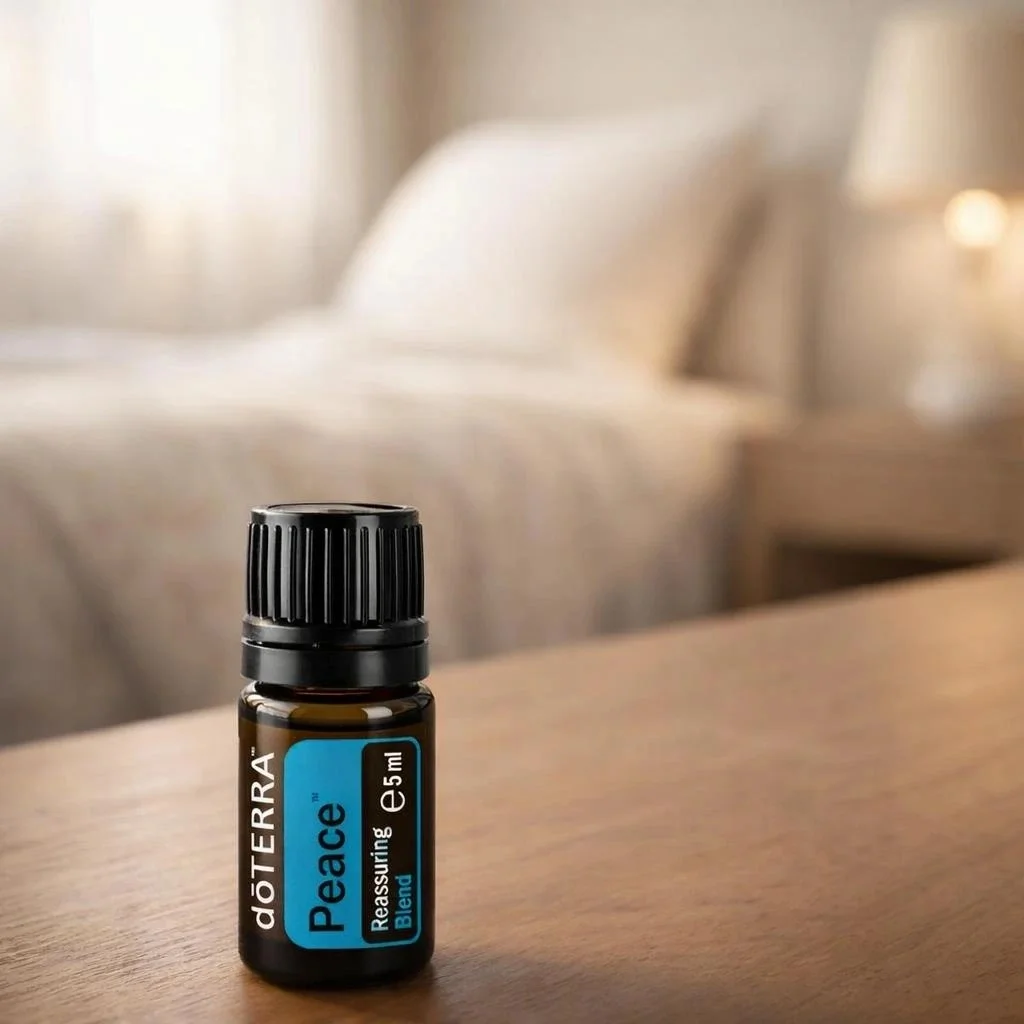 Dłonie trzymające Peace doTERRA – aplikacja olejku