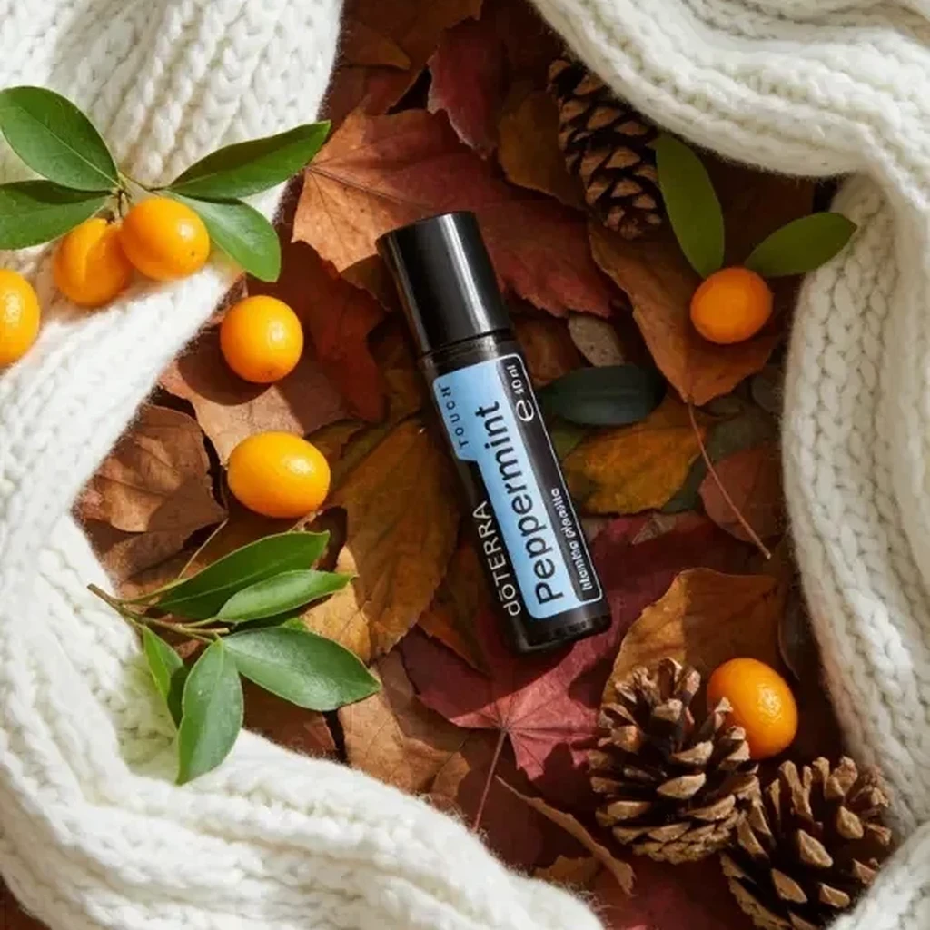 Peppermint Touch doTERRA na jesiennej dekoracji z liśćmi i szyszkami