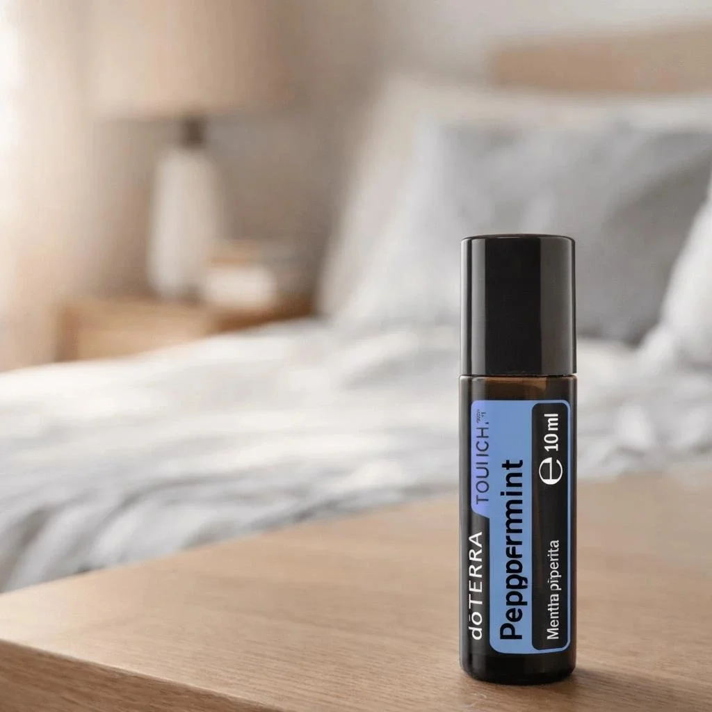 Dłonie trzymające Peppermint Touch doTERRA – aplikacja olejku
