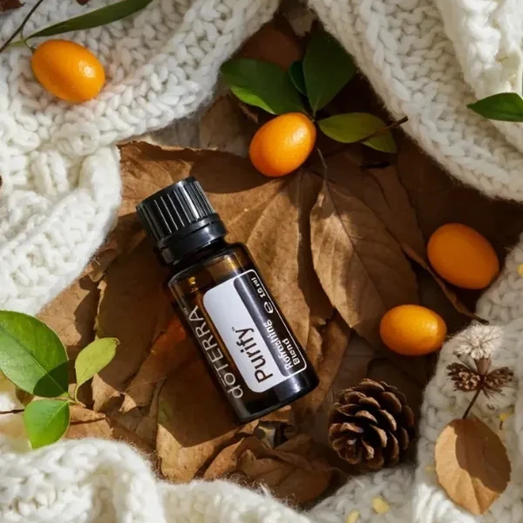 Purify doTERRA na jesiennej dekoracji z liśćmi i szyszkami