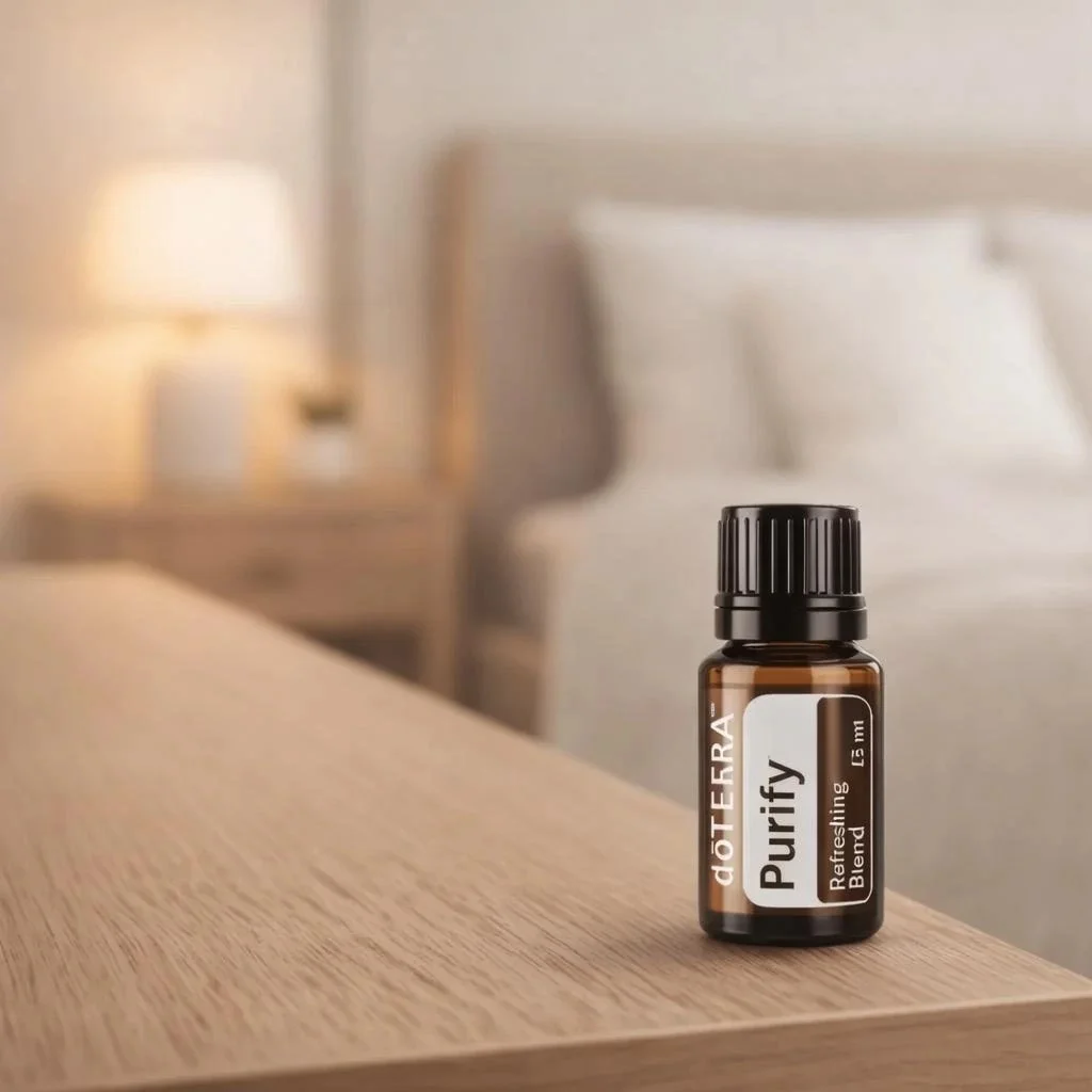 Dłonie trzymające Purify doTERRA – aplikacja olejku