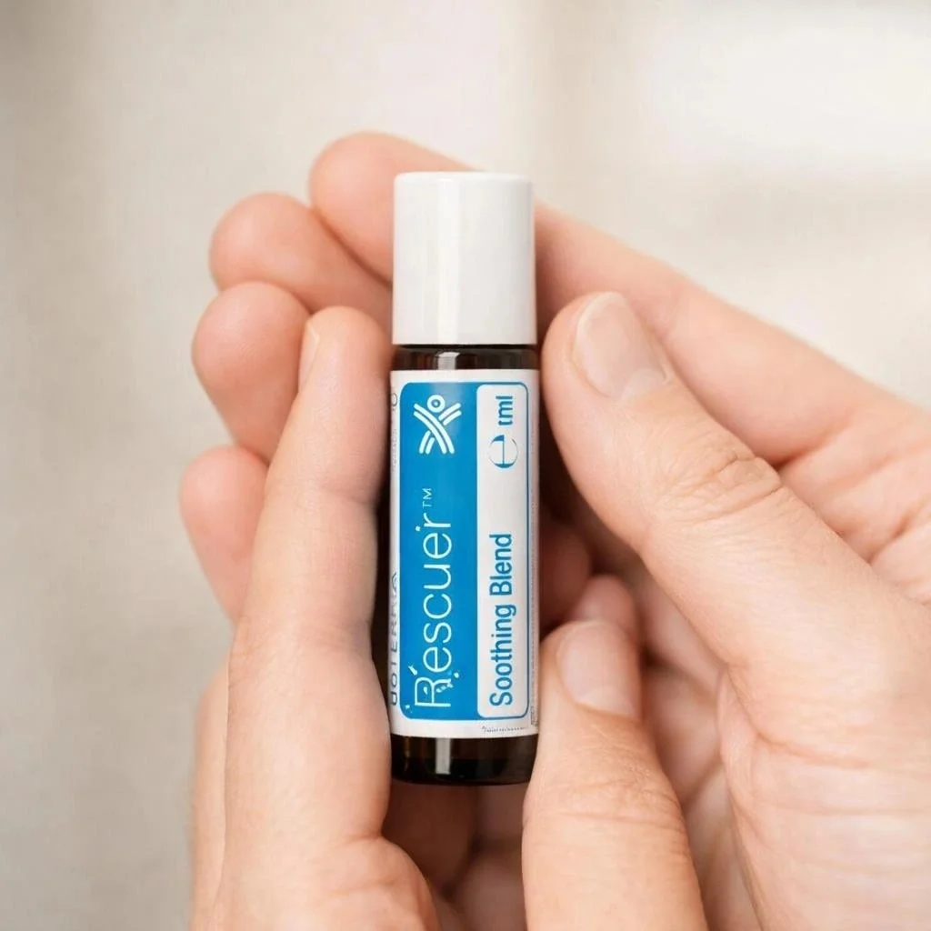 Dłonie trzymające Rescuer doTERRA – aplikacja olejku