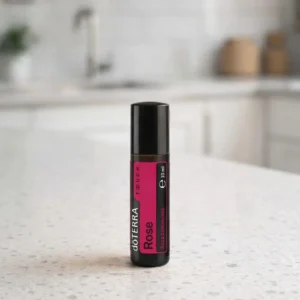 Rose Touch doTERRA na białym blacie kuchennym