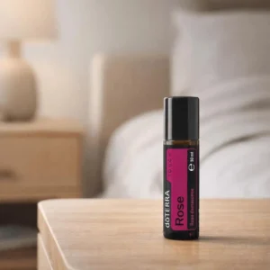 Dłonie trzymające Rose Touch doTERRA – aplikacja olejku