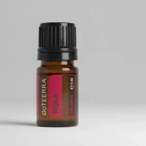 Róża doTERRA na szarym tle – ujęcie produktowe