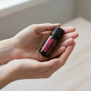Dłonie trzymające Róża doTERRA – aplikacja olejku