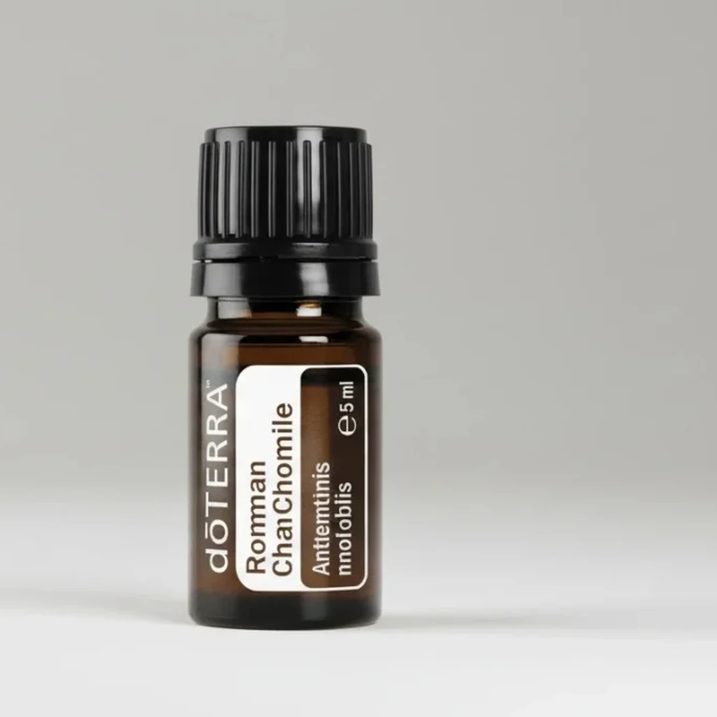 Rumianek Rzymski doTERRA na szarym tle – ujęcie produktowe