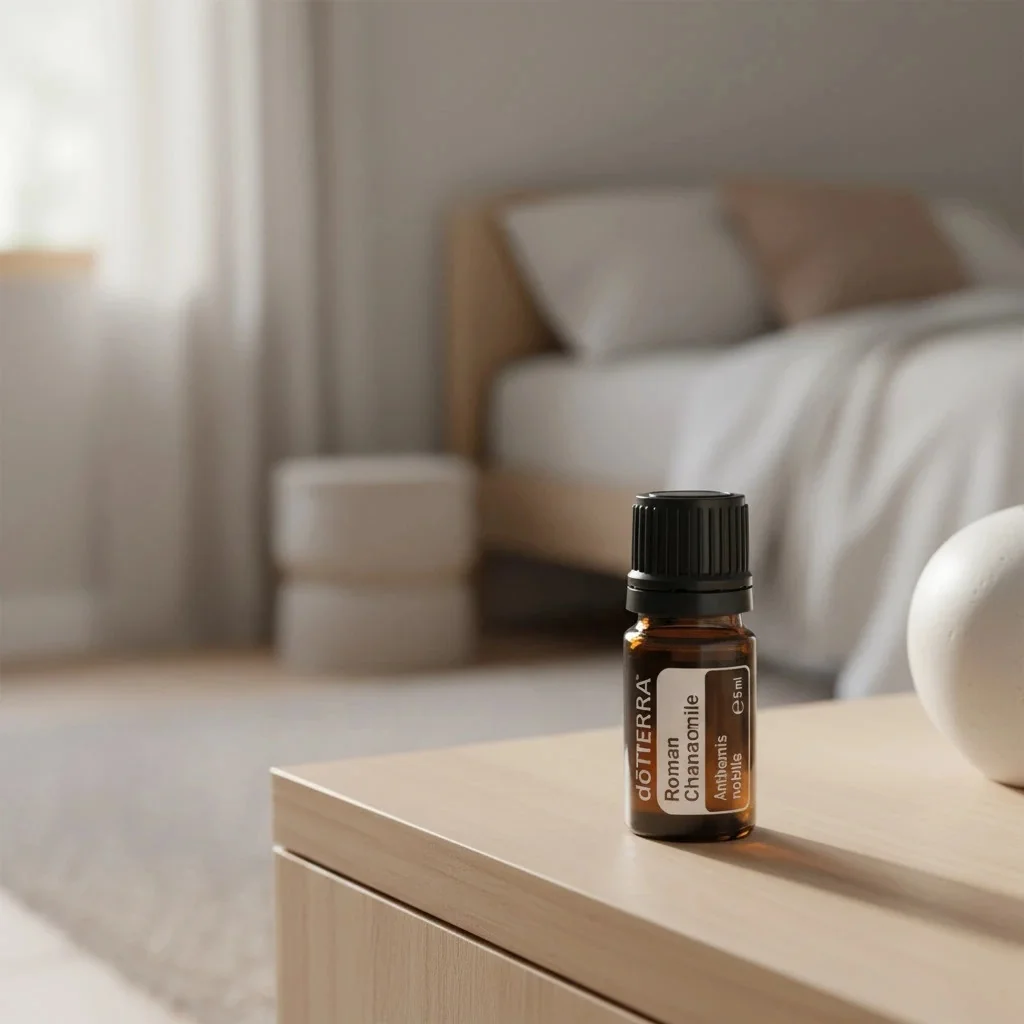 Dłonie trzymające Rumianek Rzymski doTERRA – aplikacja olejku