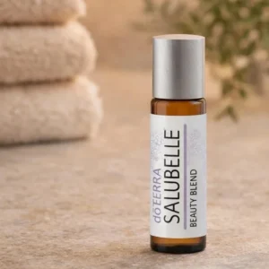 Salubelle doTERRA na kamiennej podstawce obok złożonych ręczników spa
