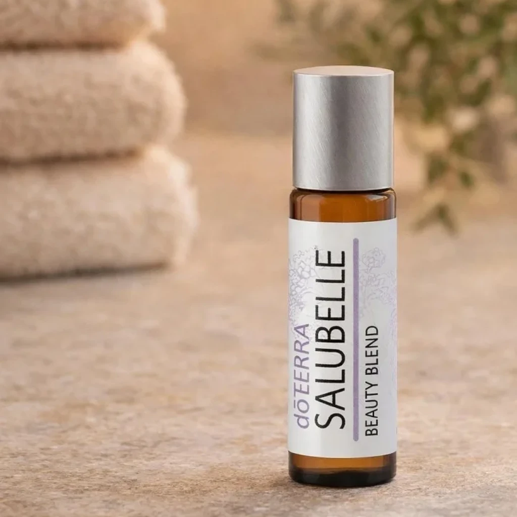 Salubelle doTERRA na kamiennej podstawce obok złożonych ręczników spa