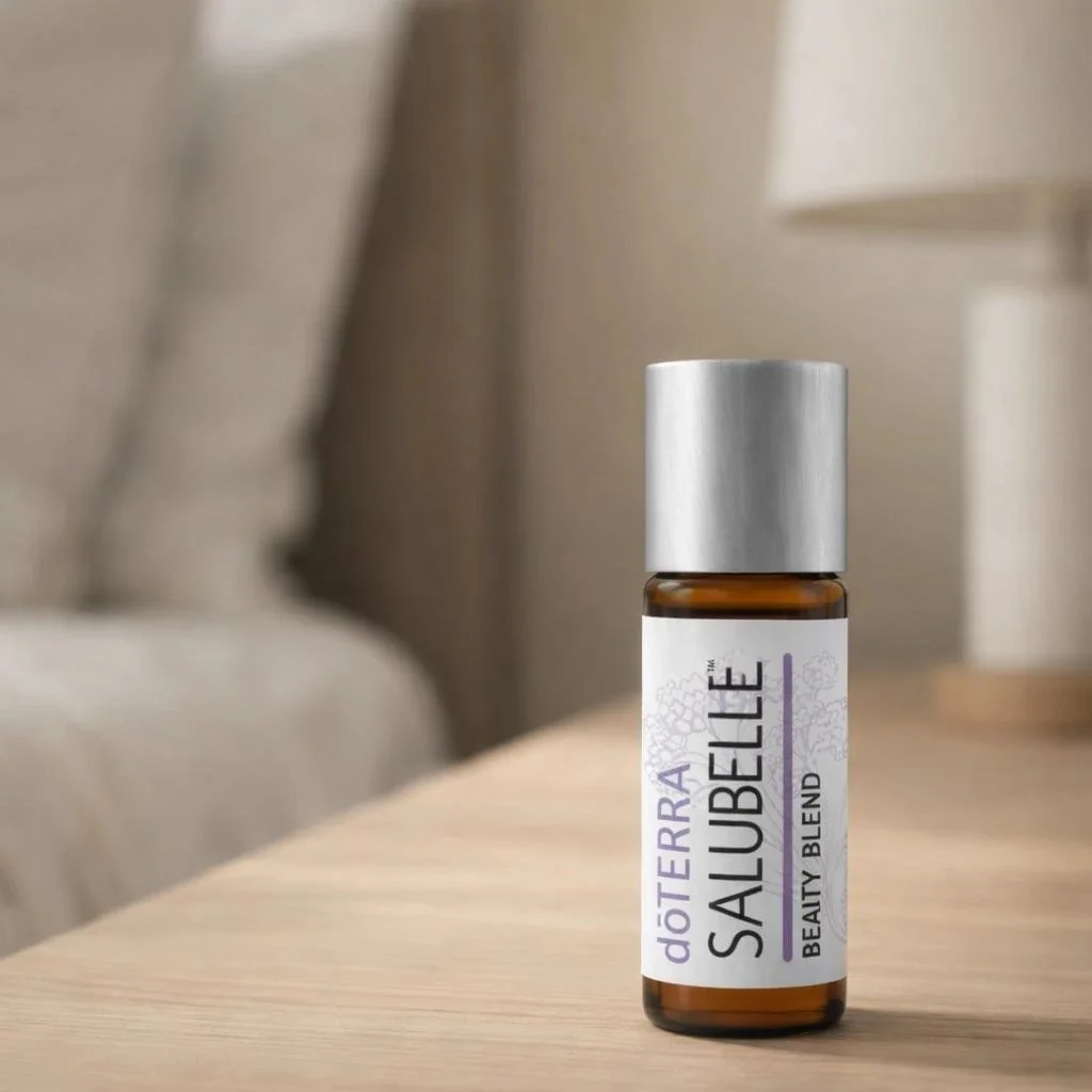 Dłonie trzymające Salubelle doTERRA – aplikacja olejku
