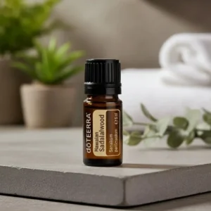 Sandałowiec Hawajski doTERRA na kamiennej podstawce obok złożonych ręczników spa