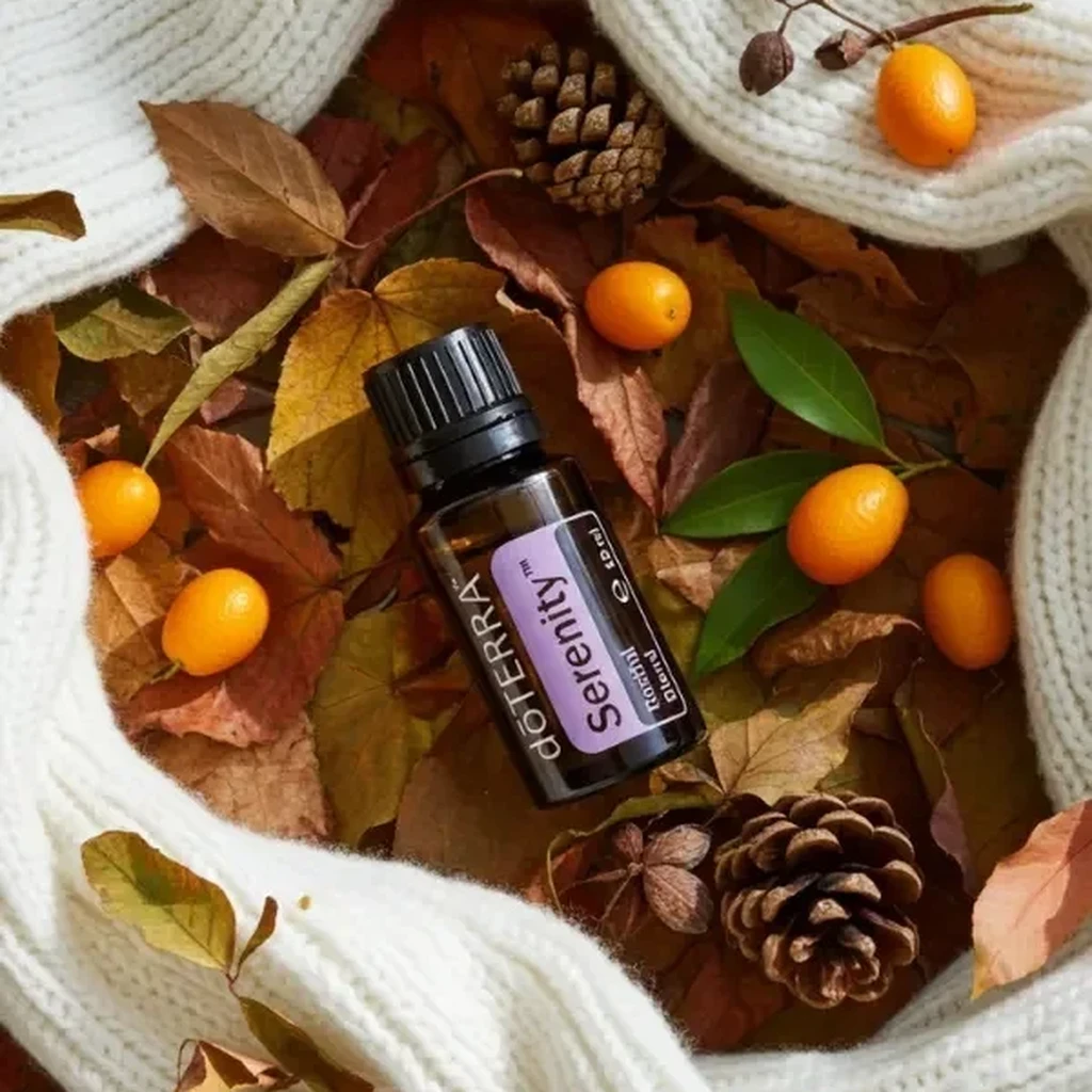 Serenity doTERRA na jesiennej dekoracji z liśćmi i szyszkami