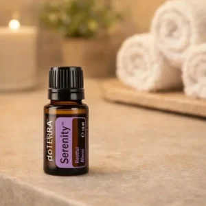 Serenity doTERRA na kamiennej podstawce obok złożonych ręczników spa