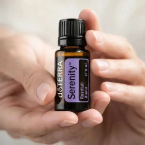 Dłonie trzymające Serenity doTERRA – aplikacja olejku