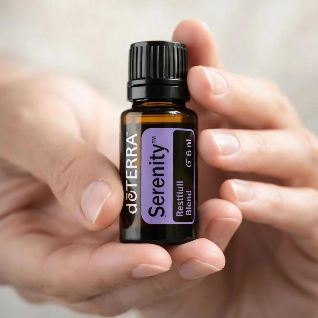 Dłonie trzymające Serenity doTERRA – aplikacja olejku