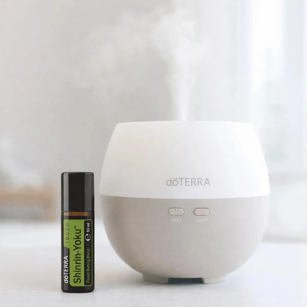 Shinrin-yoku Touch doTERRA na białym blacie kuchennym