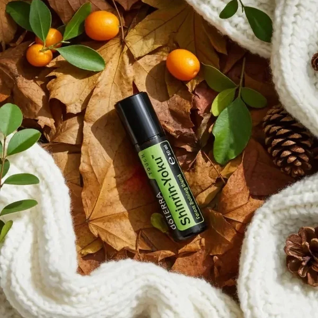 Shinrin-yoku Touch doTERRA na jesiennej dekoracji z liśćmi i szyszkami