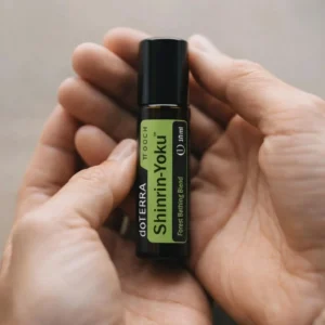 Dłonie trzymające Shinrin-yoku Touch doTERRA – aplikacja olejku