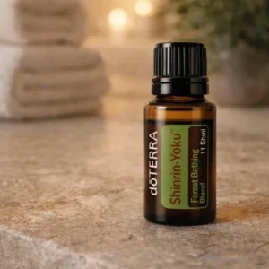 Shinrin-yoku doTERRA na kamiennej podstawce obok złożonych ręczników spa