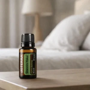 Dłonie trzymające Shinrin-yoku doTERRA – aplikacja olejku