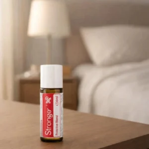 Dłonie trzymające Stronger doTERRA – aplikacja olejku