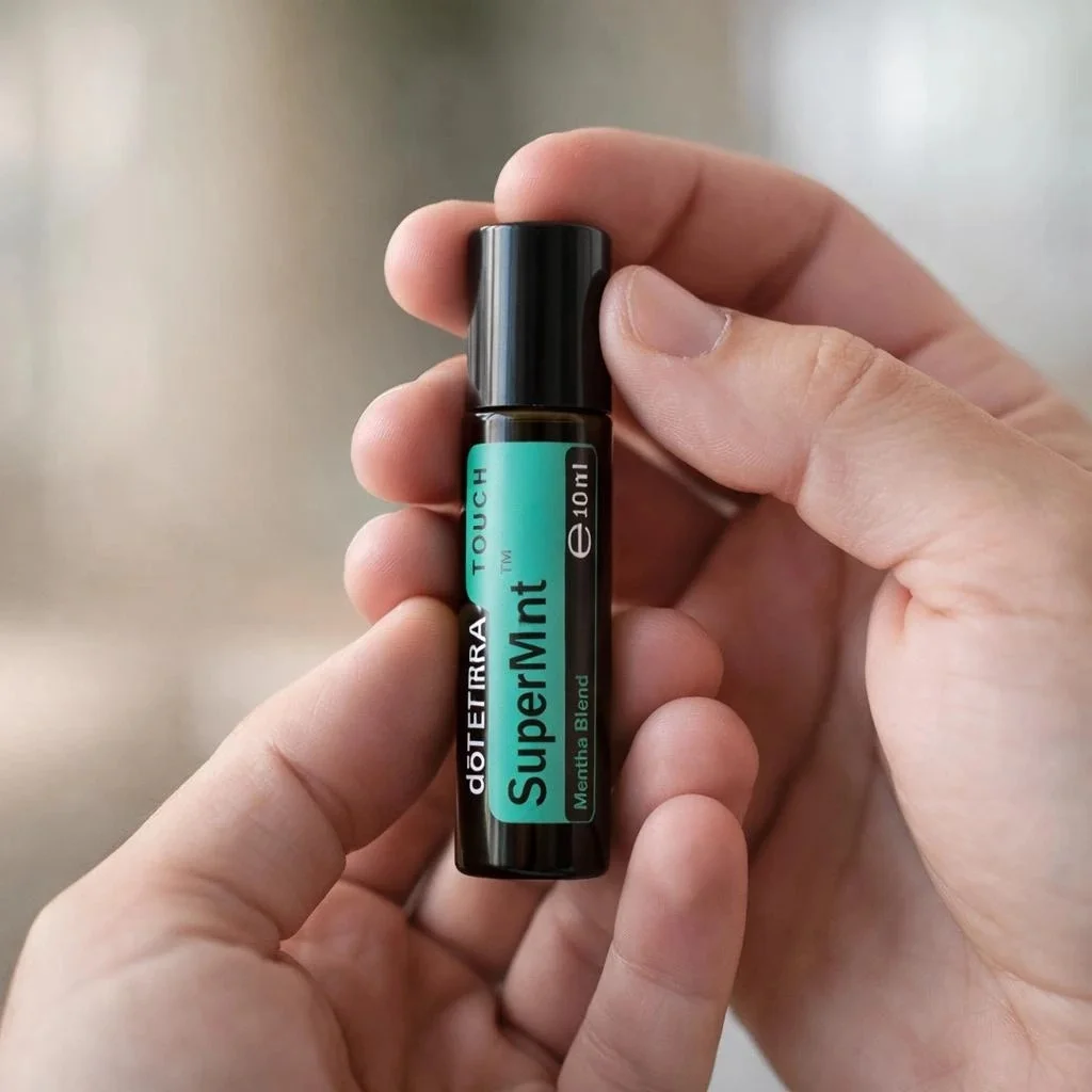 Dłonie trzymające Supermint Touch doTERRA – aplikacja olejku