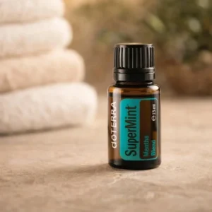Supermint doTERRA na kamiennej podstawce obok złożonych ręczników spa