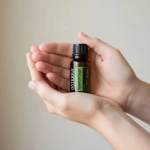 Dłonie trzymające Szałwia Lawendolistna doTERRA – aplikacja olejku