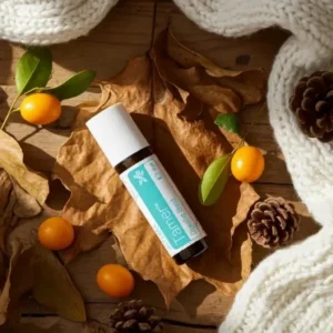 Tamer doTERRA na jesiennej dekoracji z liśćmi i szyszkami
