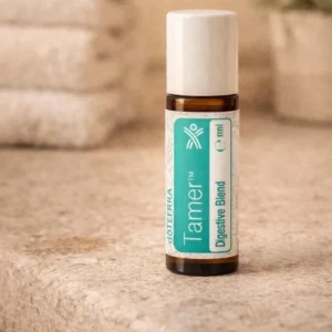 Tamer doTERRA na kamiennej podstawce obok złożonych ręczników spa