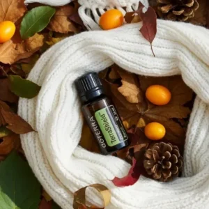 Terrashield doTERRA na jesiennej dekoracji z liśćmi i szyszkami