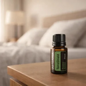 Dłonie trzymające Terrashield doTERRA – aplikacja olejku