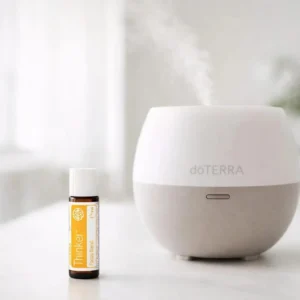 Thinker doTERRA obok dyfuzora aromaterapeutycznego doTERRA