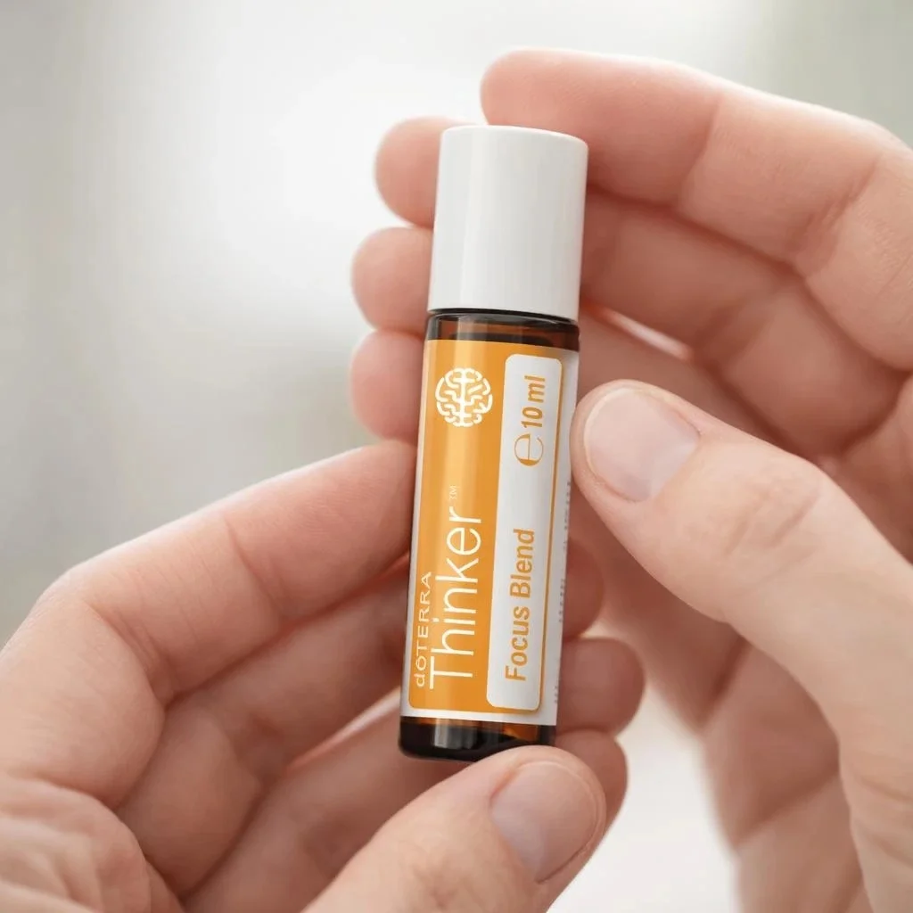 Dłonie trzymające Thinker doTERRA – aplikacja olejku