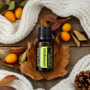 Trawa Cytrynowa doTERRA na jesiennej dekoracji z liśćmi i szyszkami