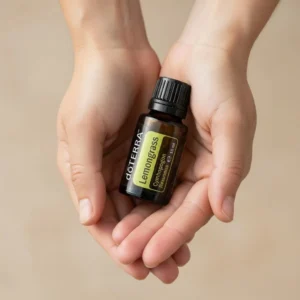 Dłonie trzymające Trawa Cytrynowa doTERRA – aplikacja olejku