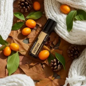 Vetiver Touch doTERRA na jesiennej dekoracji z liśćmi i szyszkami