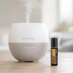 Dłonie trzymające Vetiver Touch doTERRA – aplikacja olejku