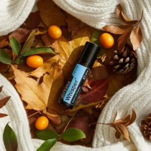 Whisper Touch doTERRA na jesiennej dekoracji z liśćmi i szyszkami