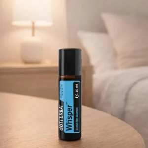 Dłonie trzymające Whisper Touch doTERRA – aplikacja olejku
