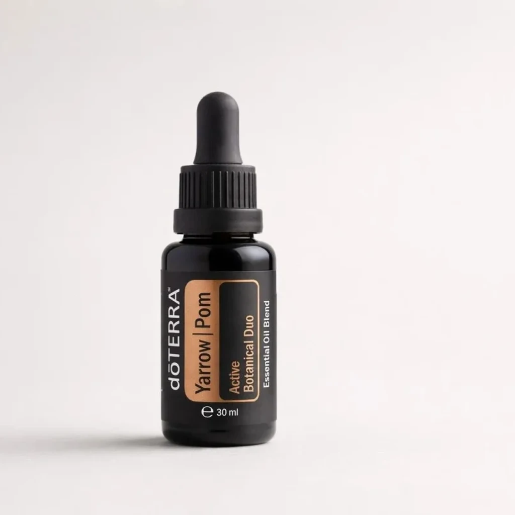 Yarrow Pom doTERRA na szarym tle – ujęcie produktowe