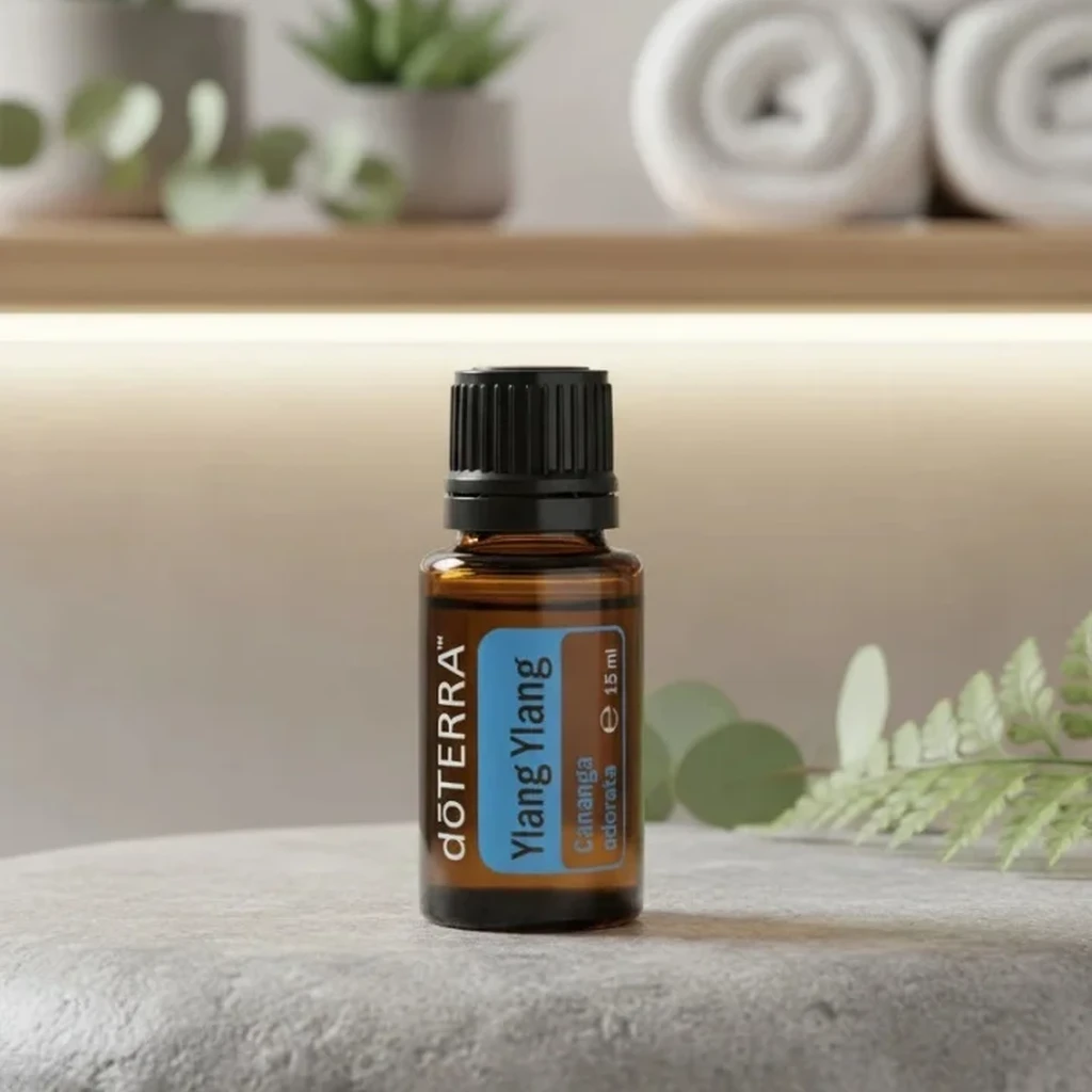 Ylang Ylang doTERRA na kamiennej podstawce obok złożonych ręczników spa