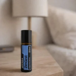 Dłonie trzymające Zengest Touch doTERRA – aplikacja olejku