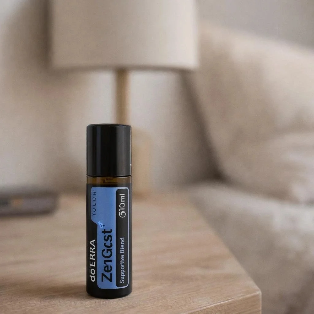 Dłonie trzymające Zengest Touch doTERRA – aplikacja olejku
