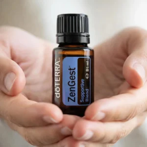 Dłonie trzymające Zengest doTERRA – aplikacja olejku