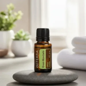 Zielona Mandarynka doTERRA na kamiennej podstawce obok złożonych ręczników spa